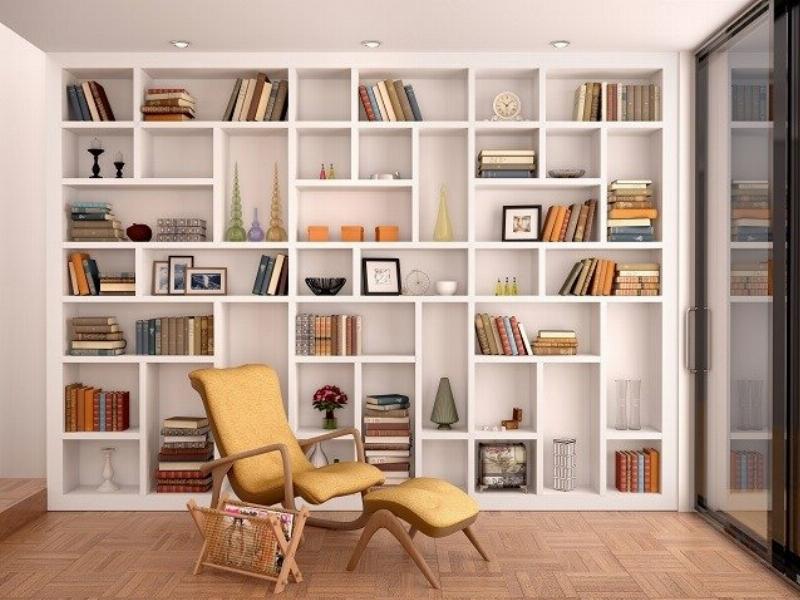 Một bộ sưu tập sen đá nhỏ xinh được sắp xếp gọn gàng trên kệ sách, tạo nên một góc trang trí đáng yêu và dễ chăm sóc trong phòng khách